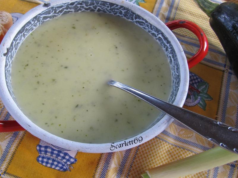 Póréhagymás cukkinikrémleves